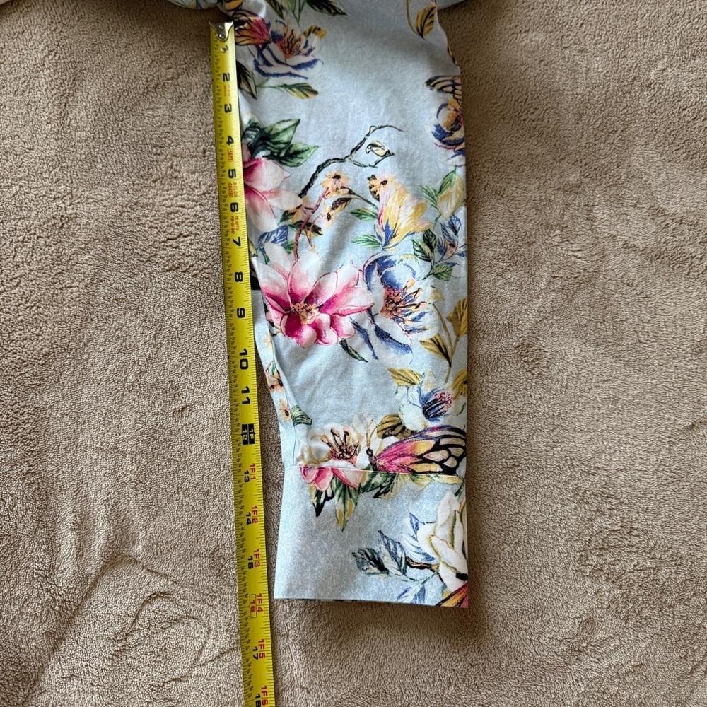 Chico's Blue Floral Button Down Top Wrinkle Resistant Size Large - Picture 9 of 9